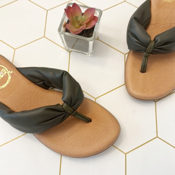 NEW Andre Assous Nuya Zappos Green Moss sandals resort summer flip flops women 6 - Picture 5 of 8